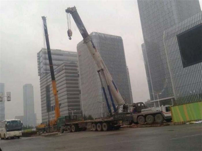 莲湖区“自动找平”—— 吊车的 “平地神器” 技术