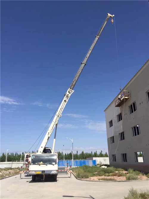 莲湖区“轻装强干”—— 吊车的 “轻量化臂架” 技术